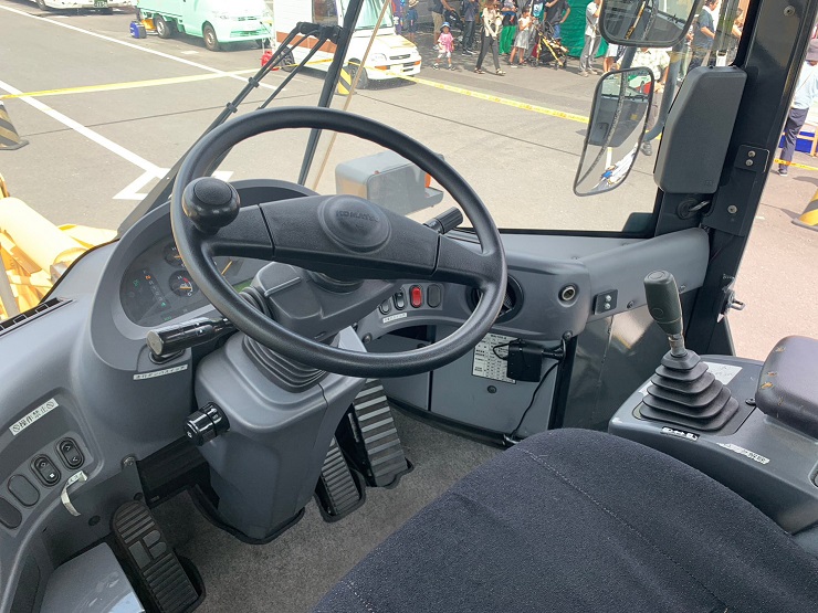 ホイールローダー車内